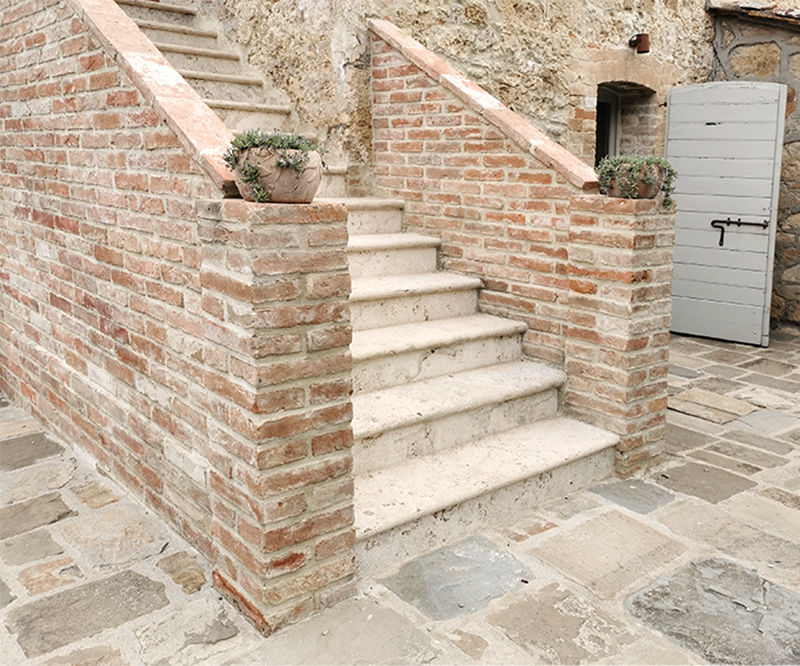 SCALA IN TRAVERTINO